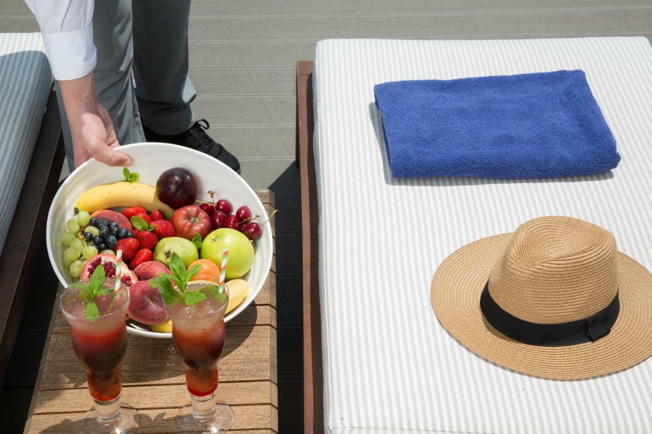 Rodostamo Hotel & Spa- Adults Friendly Kommeno  Exterior photo A butler serving fruit